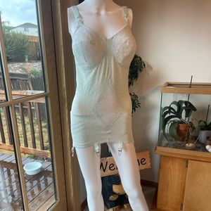 Vintage shape wear with garter attachment